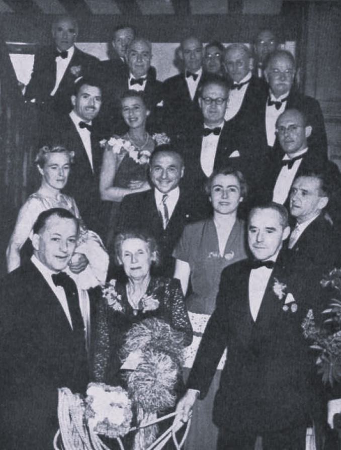 Hier gelukkig niet vergeten…, 50 jaar N.A.V. - V.l.n.r. voor: De Ranitz (vz.), Damsté-Muller & Schippers (secr.)