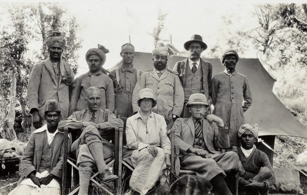 Groepsfoto expeditieleden bij Panamik op 9 juni 1929, zittend v.l.n.r. Paulus, Visser, Visser-Hooft, Sillem, Xavier, staand kok Visser c.s., kok Khan, Wyss, cartograaf Khan Sahib, Lochmatter en een Fazl