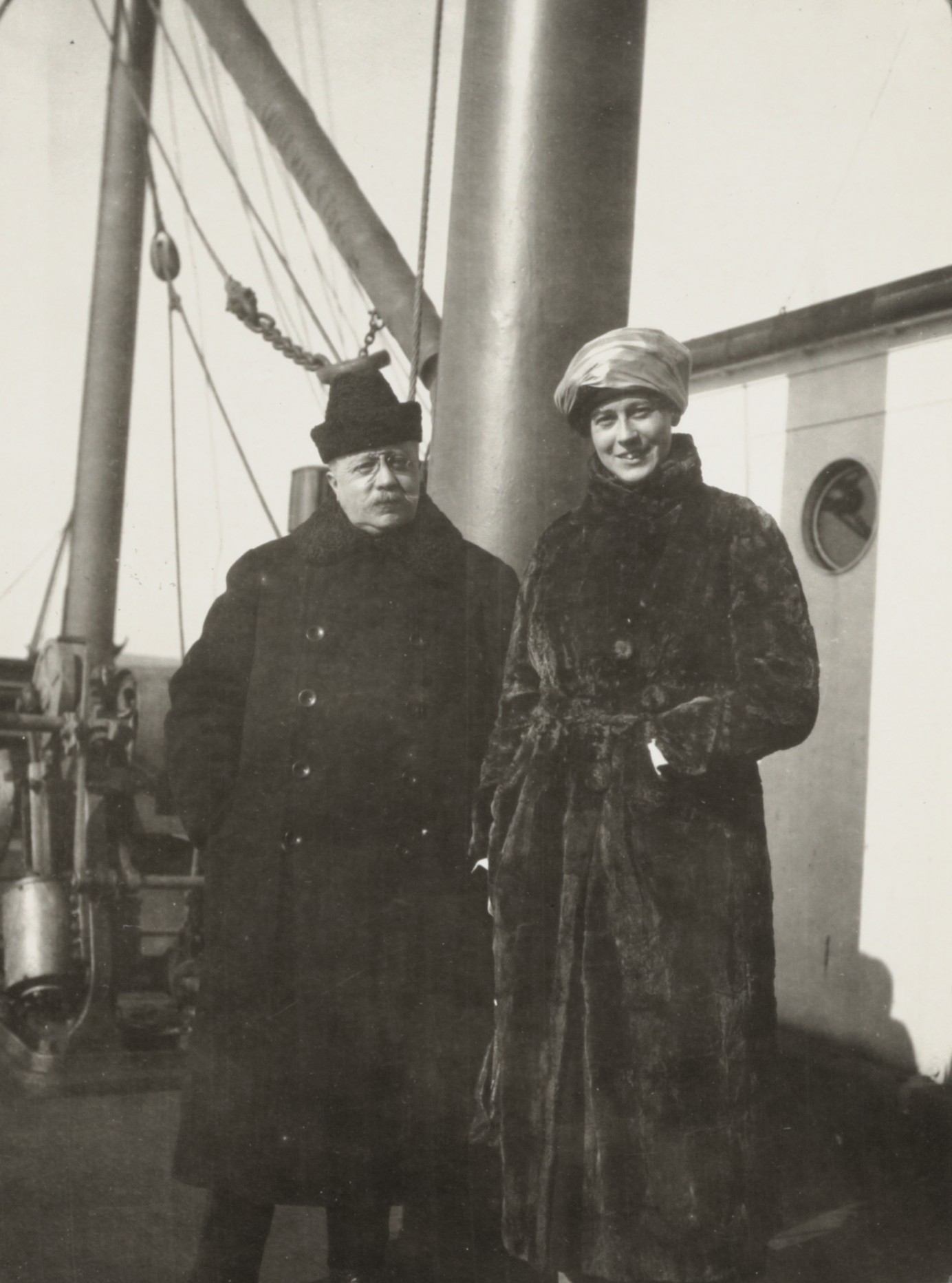 Jenny met gezant Sweerts de Landas op een schip onderweg naar Finland - 1920