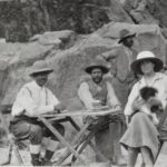 Middagthee in een kamp v.l.n.r. Philip, Lochmatter en Jenny staand Brantschen - 1922