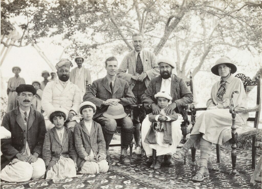 Op bezoek bij de mir van Hunza. V.l.n.r. zoon van de mir, Khan Sahib, Van Harinxma, Visser, de mir met zijn jongste zoon, Visser-Hooft. Voor Khan twee kleinzonen van de mir - 1925