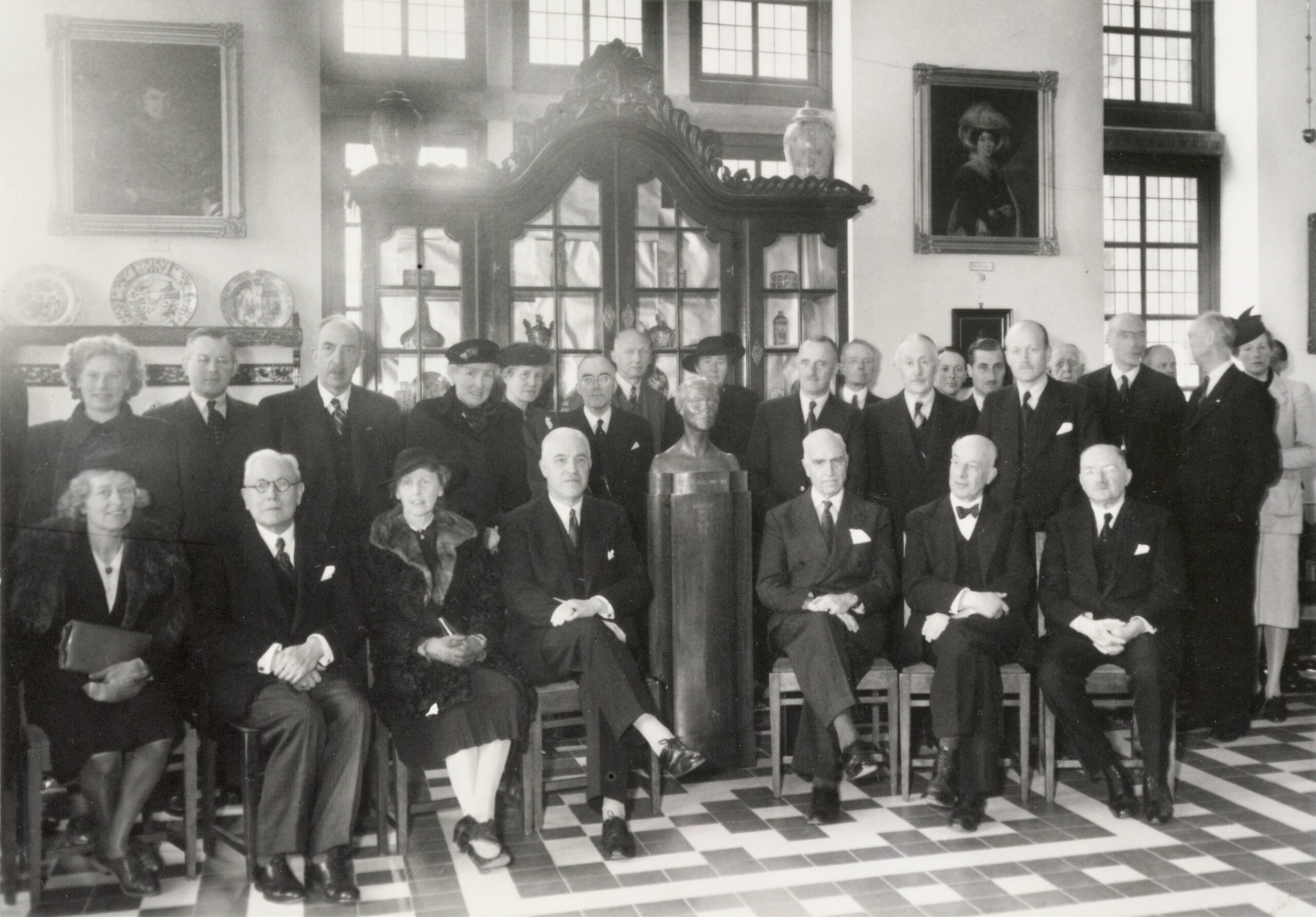 Presentatie van de buste van Jenny in het Tropenmuseum, Philip zit rechts naast het beeld - 1940